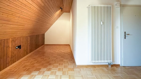 Heller Hobby- und Bastelraum mit Lavabo und Tageslicht 5