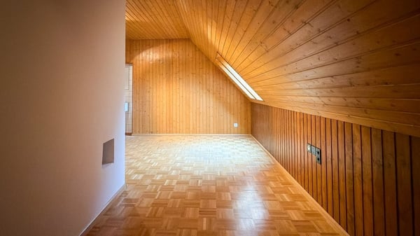 Heller Hobby- und Bastelraum mit Lavabo und Tageslicht 6
