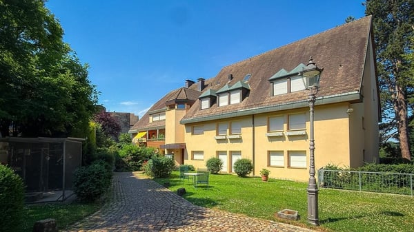 6.5-Zimmer-Maisonettewohnung mit Cheminée und zwei Balkonen in Riehen