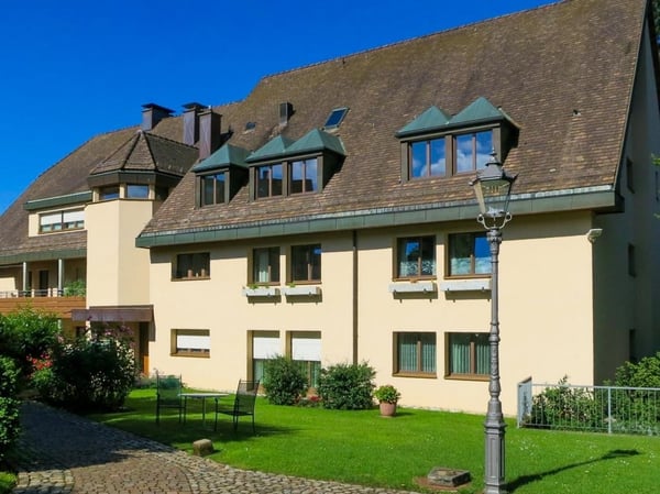 Ruhig im Grünen, zentral in Riehen: 192 m2 Maisonette mit Weitblick