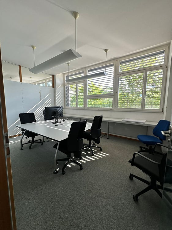 🏢 ✨ Grosszügige Fläche mit unterteilten Einzelräumen 9