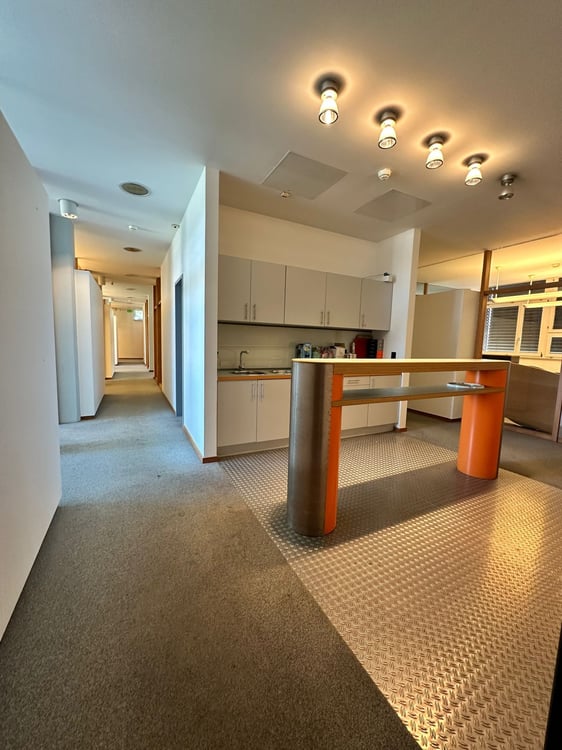 🏢 ✨ Grosszügige Fläche mit unterteilten Einzelräumen 10