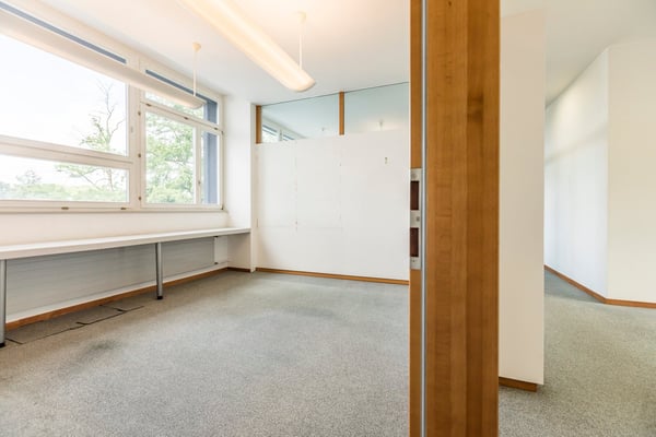 🏢 ✨ Grosszügige Fläche mit unterteilten Einzelräumen 13