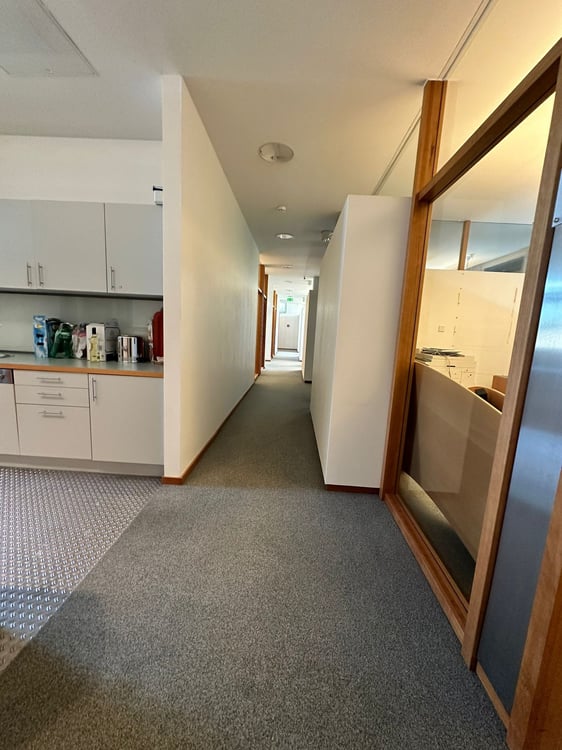 🏢 ✨ Grosszügige Fläche mit unterteilten Einzelräumen 14