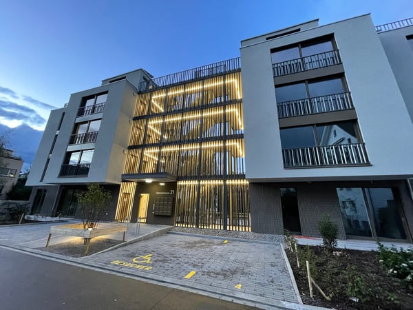 Motorradparkplatz an bester Lage 15