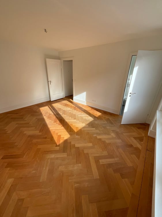 Modern sanierte 2.5-Zimmer Altbau-Wohnung in Zürich 11