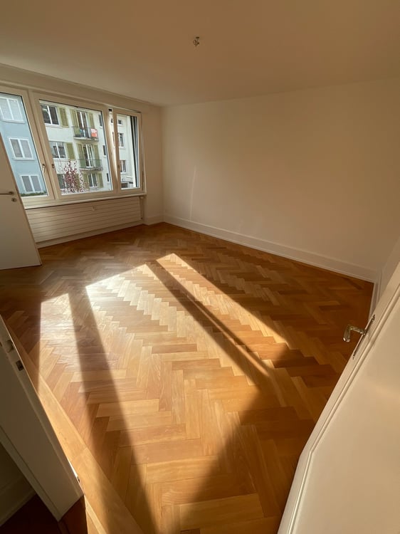 Modern sanierte 2.5-Zimmer Altbau-Wohnung in Zürich 9