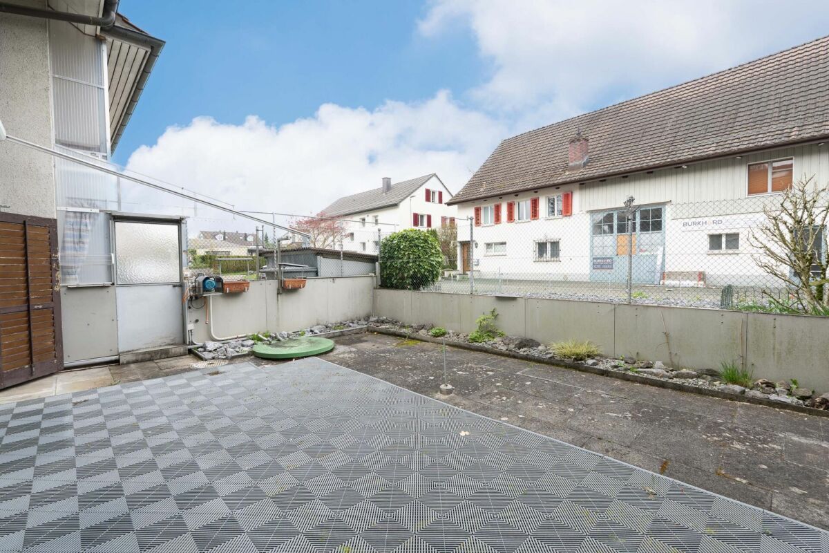 Casa unifamiliare con laboratorio nel centro del villaggio