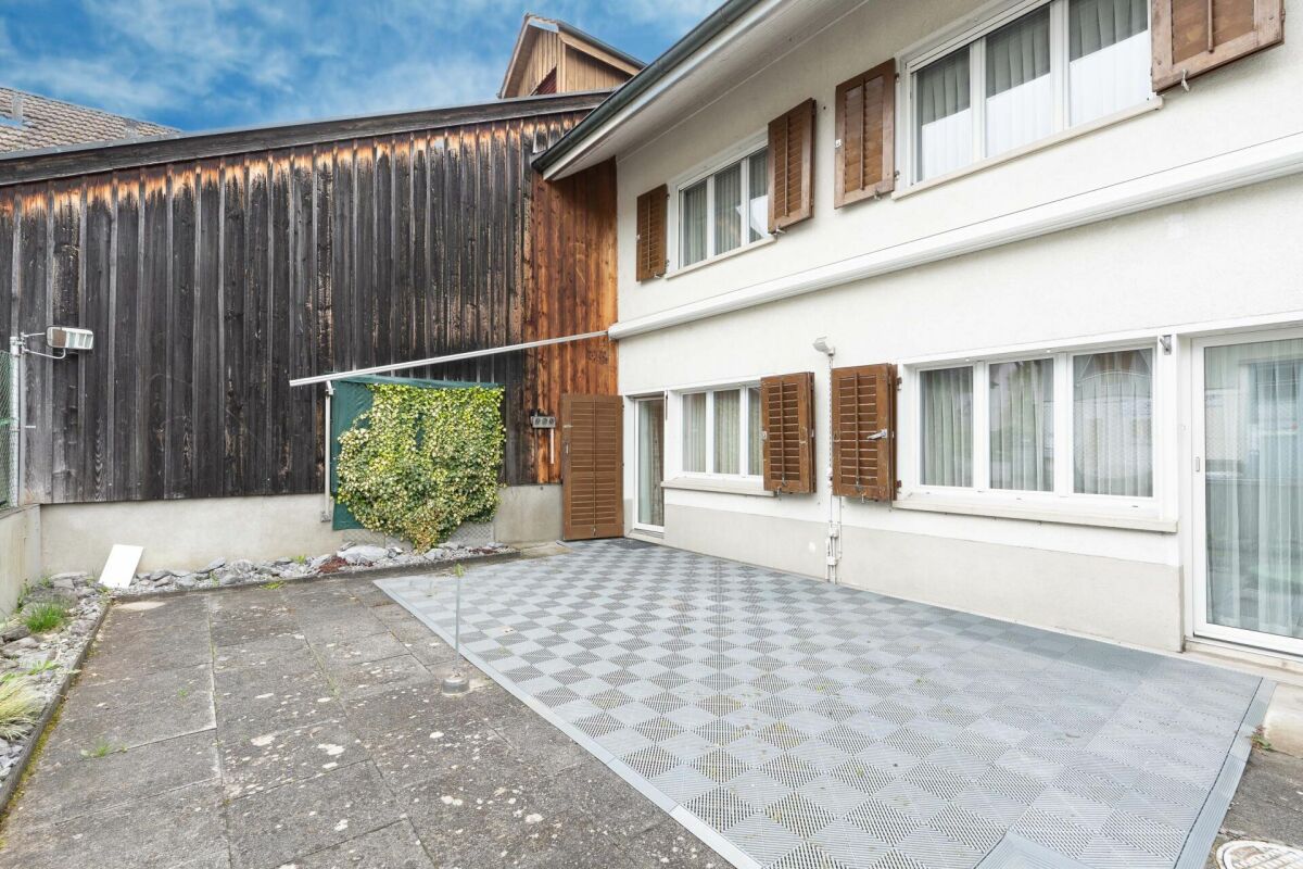 Casa unifamiliare con laboratorio nel centro del villaggio
