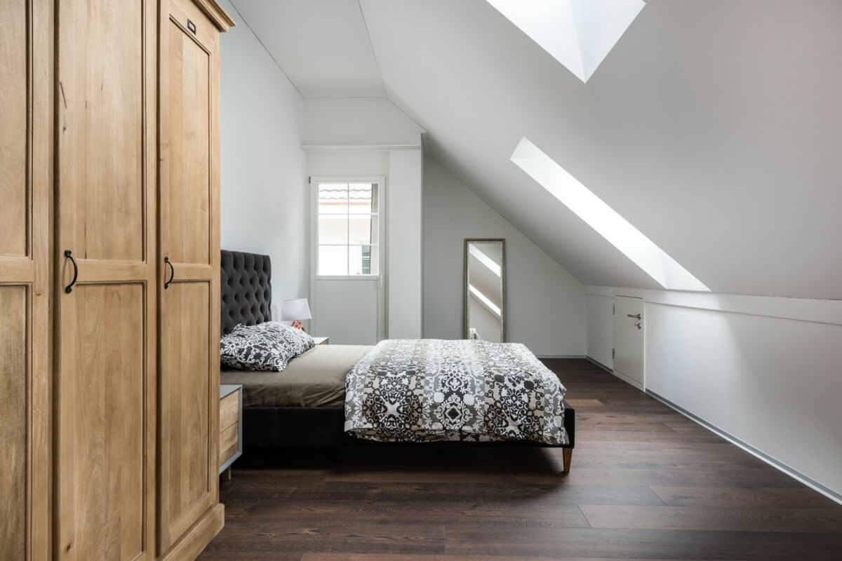 Moderne Dachwohnung mit Neubaucharakter