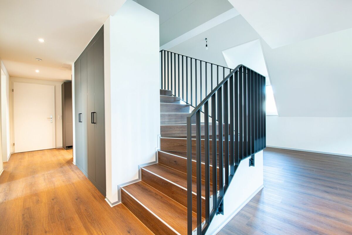 Moderne Dachgeschoss-Wohnung im Herzen von Nänikon
