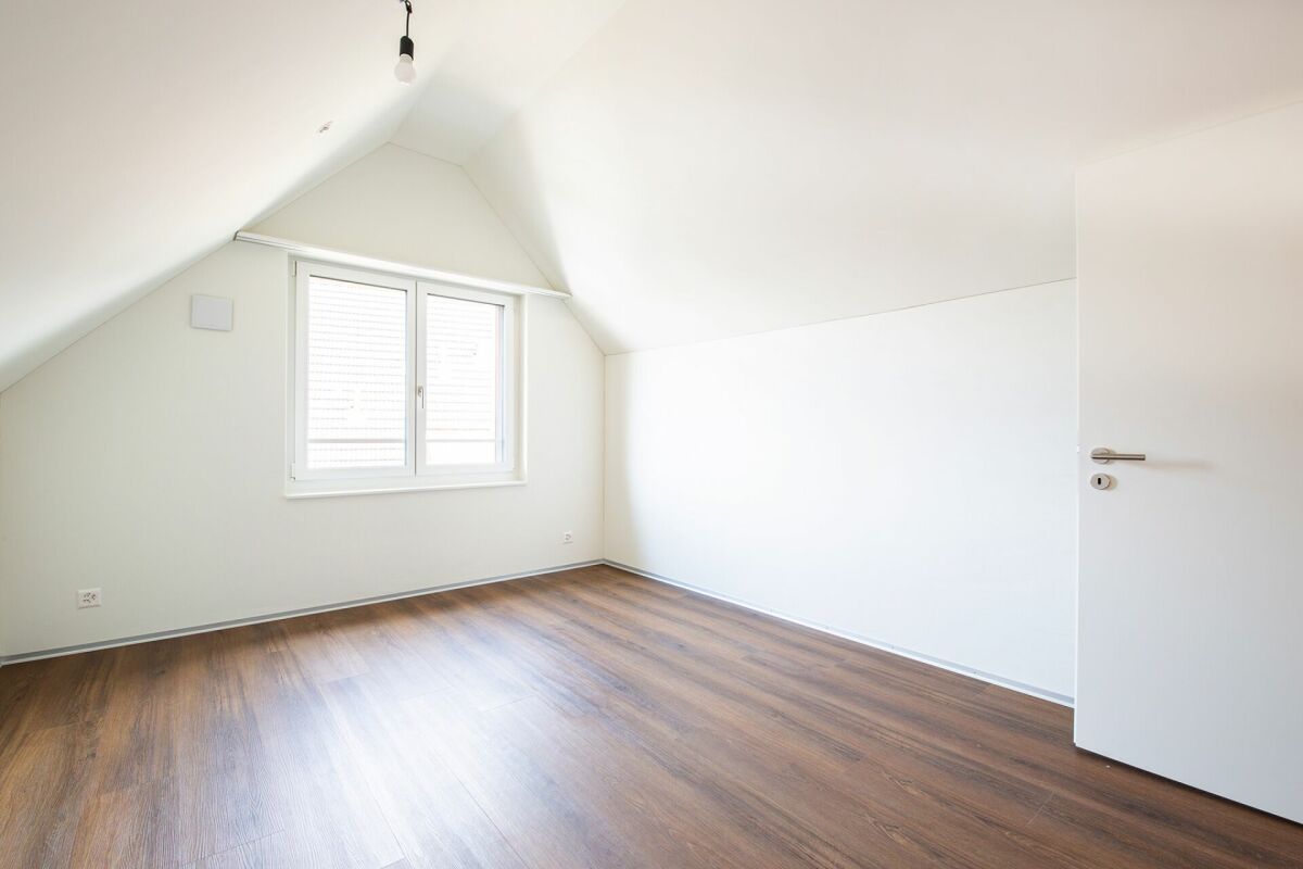 Moderne Dachgeschoss-Wohnung im Herzen von Nänikon