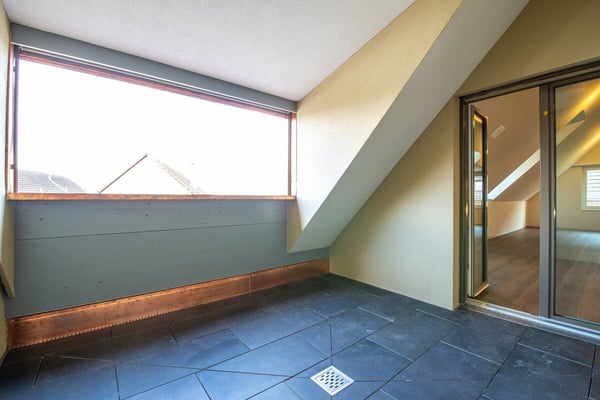 Moderne Dachgeschoss-Wohnung im Herzen von Nänikon 9