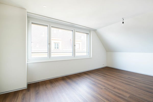 Moderne Dachgeschoss-Wohnung im Herzen von Nänikon 4