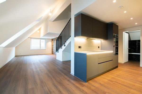Moderne Dachgeschoss-Wohnung im Herzen von Nänikon 2