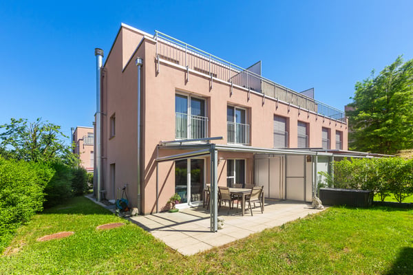 Wohnen mit Weitblick: Gepflegtes 5.5-Zimmer-Eckhaus mit zwei Terrassen 1