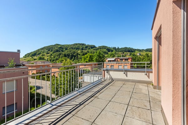 Wohnen mit Weitblick: Gepflegtes 5.5-Zimmer-Eckhaus mit zwei Terrassen 12
