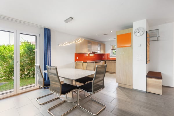 Wohnen mit Weitblick: Gepflegtes 5.5-Zimmer-Eckhaus mit zwei Terrassen 3