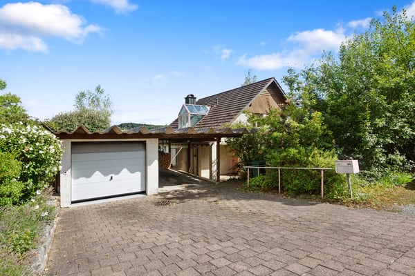 Pool, Sauna und Wintergarten: Freistehendes EFH mit viel Potenzial 2