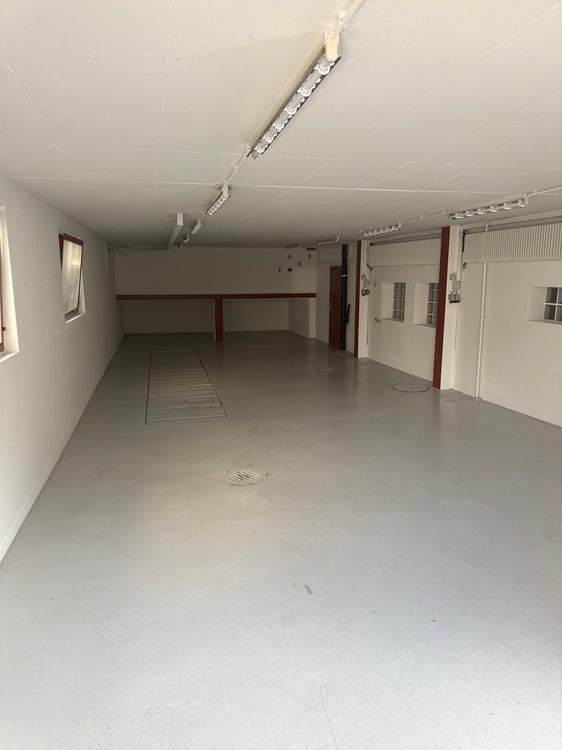 220m² helle Lager-/Gewerbefläche mit eigenem WC & Direktzufahrt 8
