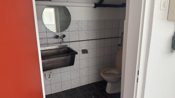 220m² helle Lager-/Gewerbefläche mit eigenem WC & Direktzufahrt 11