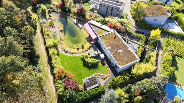 Exklusives 1.5-Zimmer-Anwesen an erhöhter Hanglage 1