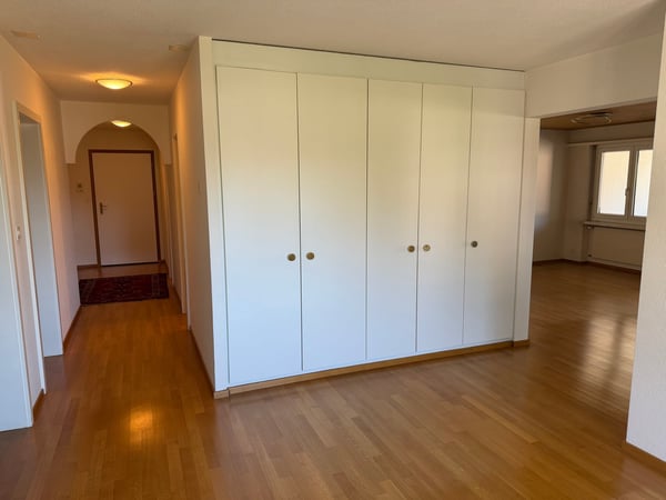 Charmante 5-Zimmerwohnung mit Balkon und schöner Aussicht in Altdorf 6