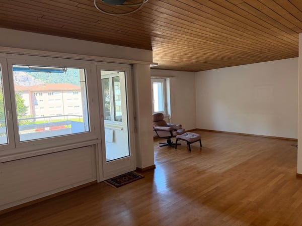 Charmante 5-Zimmerwohnung mit Balkon und schöner Aussicht in Altdorf 8