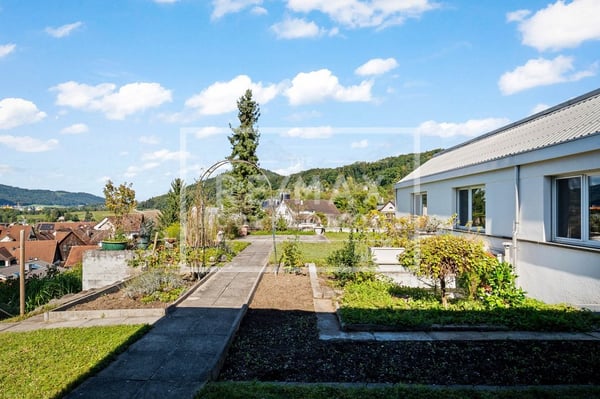 8.5 Zimmer-Haus mit Hallenbad, Sauna und Einliegerwohnung! Unverbaubare Aussicht! 8