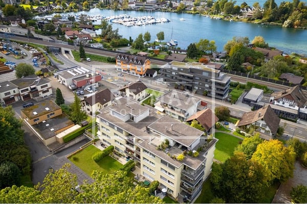 Elegante 1.5-Zimmer-Attikawohnung mit Rooftop-Galerie und traumhafter Dachterrasse in Bäch SZ! 2