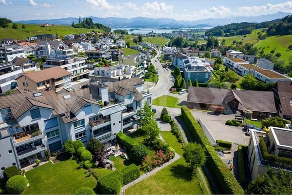 Modernes Wohnen eingebettet in die Natur / Frisch renovierte 4.5 Zimmerwohnung im EG / Im Baurecht 2