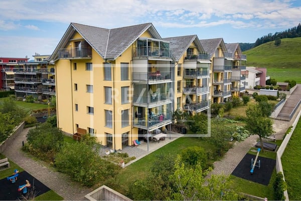 Edle 5.5-Zimmer-Dachwohnung mit 3 Balkonen und atemberaubendem Mythenblick in Einsiedeln zu kaufen!