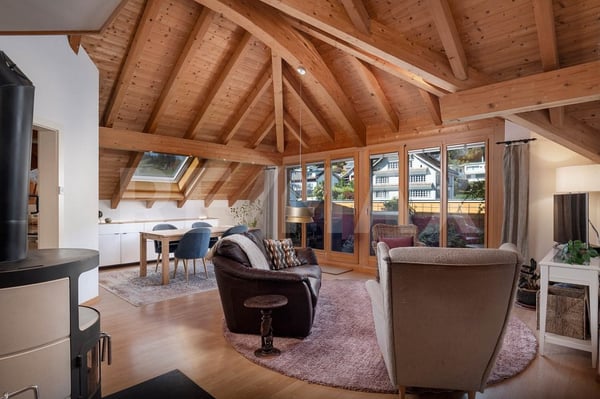 Besonderes Wohngefühl mitten in Tuggen! Grosse 3.5-Zimmer-Dachwohnung mit Galerie zu kaufen 3