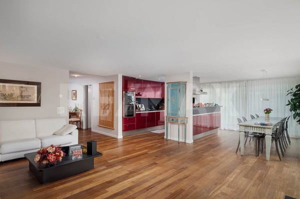 Elegante 5.5-Zimmer-Terrassenwohnung nur wenige Schritte vom Zürichsee entfernt zu kaufen! 5