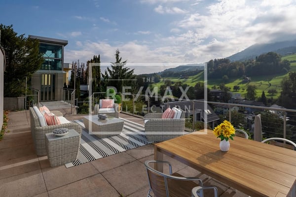 Exklusive 6.5-Zimmer-Terrassen-Wohnung mit herrlicher Aussicht und 5 Garagenplätzen!