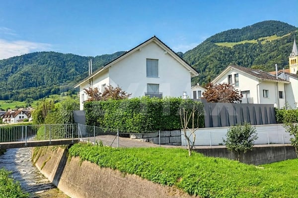 Grosszügige 5.5-Zimmer-Doppelhaushälfte mit Outdoor-Küche in Reichenburg SZ zu mieten!