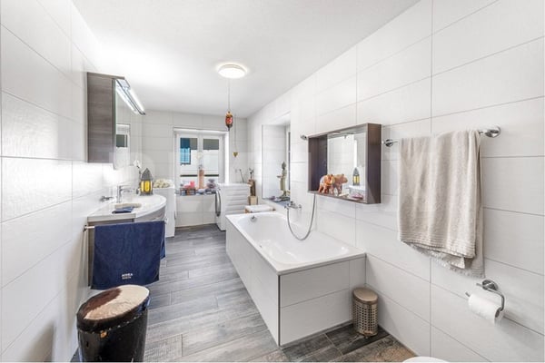 Mehrfamilienhaus mit drei Wohnungen und Baulandreserve 8