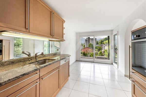 Helle 4½-Zi-Wohnung mit Wintergarten und Balkon 5