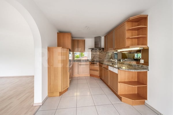 Helle 4½-Zi-Wohnung mit Wintergarten und Balkon 4