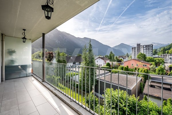 Helle 4½-Zi-Wohnung mit Wintergarten und Balkon 1