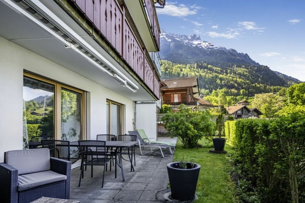 LAKESIDE LIVING 1.5 Zimmer Gartenwohnung in Iseltwald 1