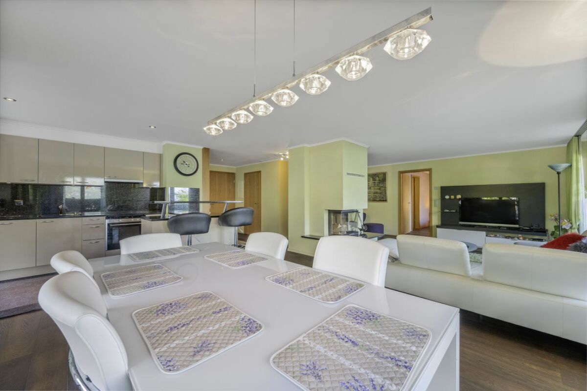 Vivere sul lago 4,5 locali appartamento con giardino a Iseltwald