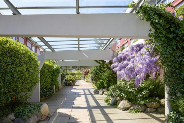 3.5 Zimmer Maisonette-Wohnung mit Traumaussicht, Aussenpool und Tennisplatz 13