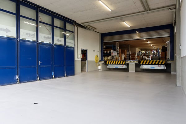 990 m2 Gewerbe-/Bürofläche mit Warenlift und Rampen 6