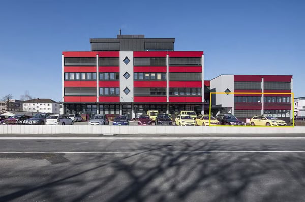 990 m2 Gewerbe-/Bürofläche mit Warenlift und Rampen 1