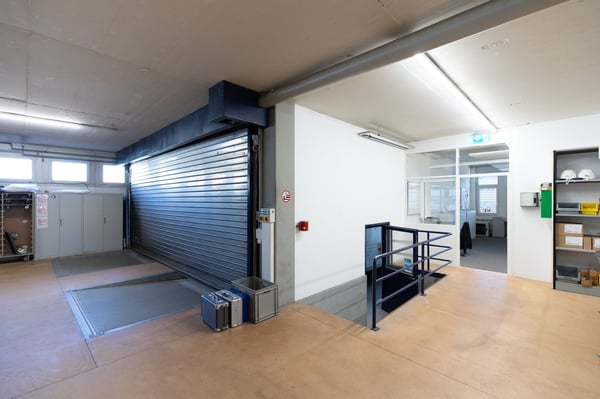 990 m2 Gewerbe-/Bürofläche mit Warenlift und Rampen 12