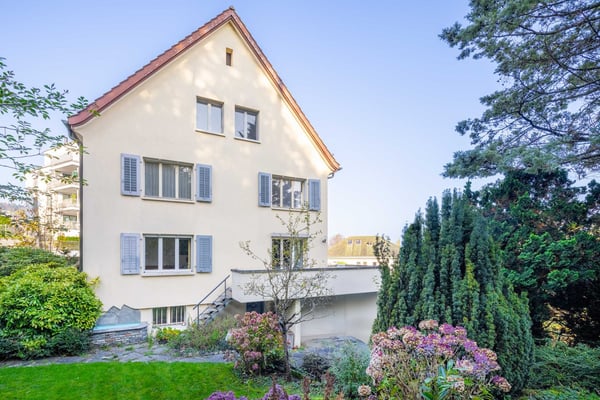 BEFRISTET: Charmante 6-Zimmer-Dachwohnung mit Seeblick in Meggen 1