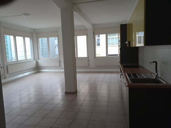 Charmante 2-Zimmer-Wohnung an der Neumarktstrasse in Biel 2