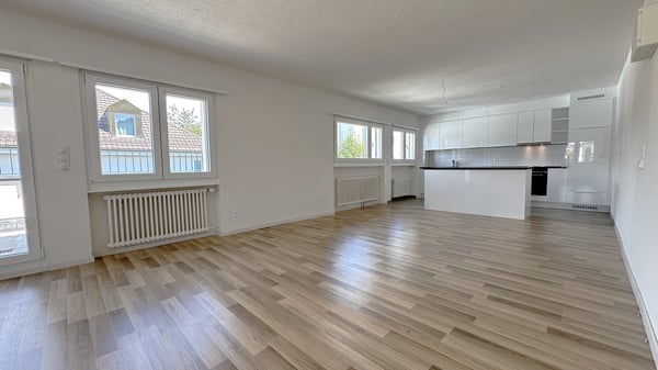 Frisch renoviere, helle 4.5-Zimmer-Wohnung mit Balkon 2
