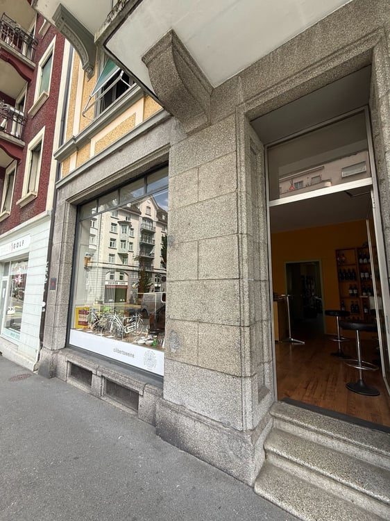 Ladenlokal mit Schaufenster im Erdgeschoss zu vermieten 1